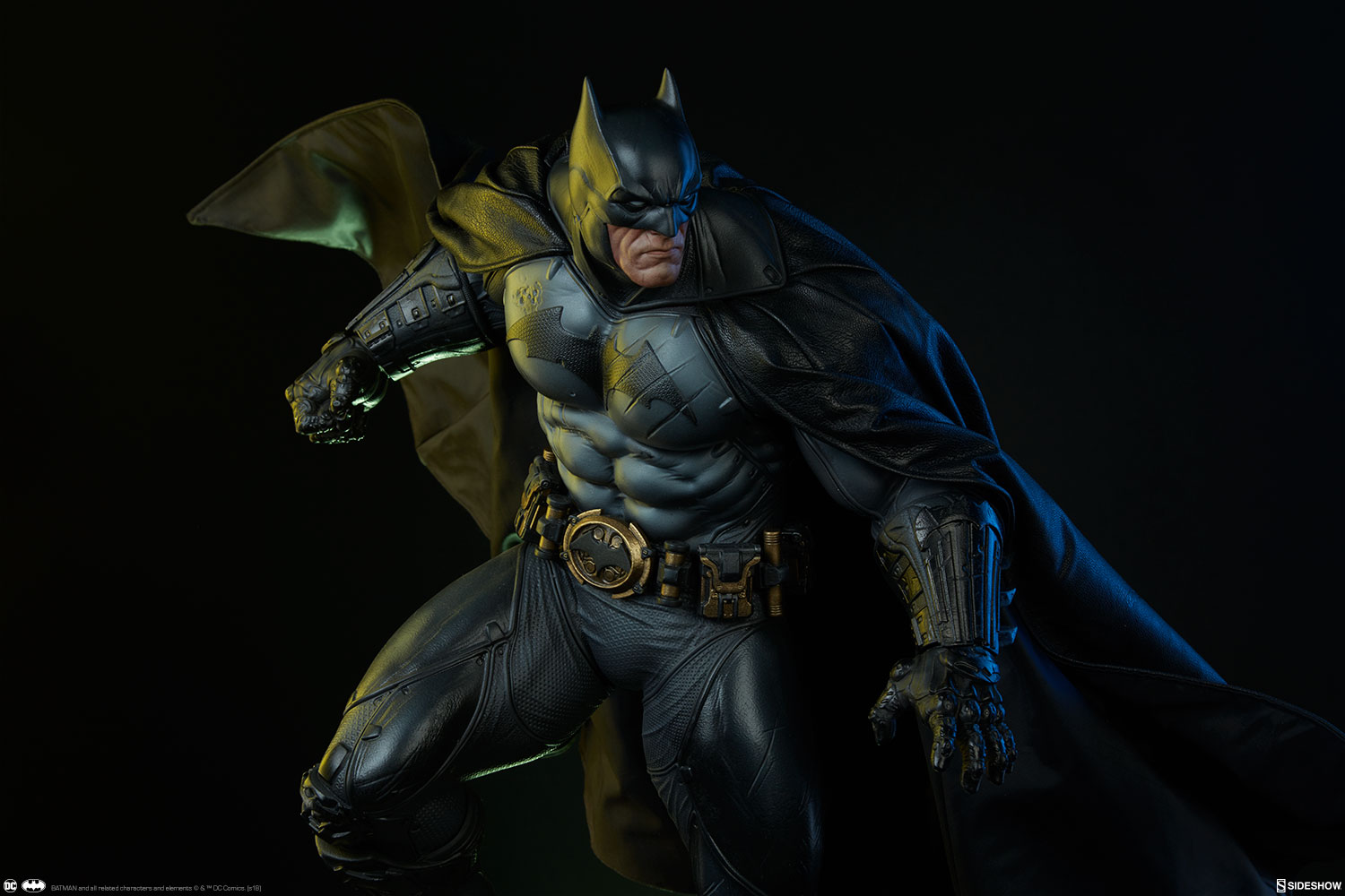 dc-comics-batman-premium-format-figure-sideshow-300542-03 (1)